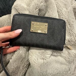 Michael kors wallet / wristlet with zipper